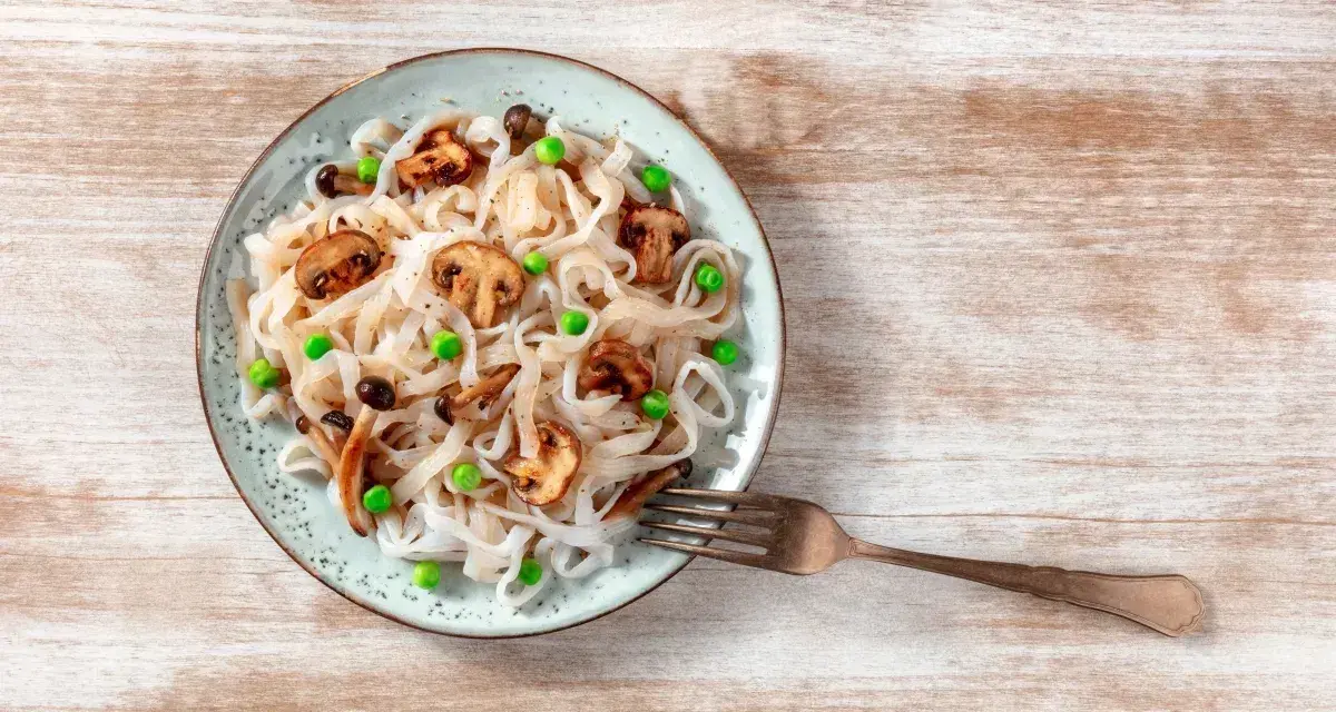 Makaron konjac z pieczarkami i groszkiem. Proste przepisy na zdrowe danie.
