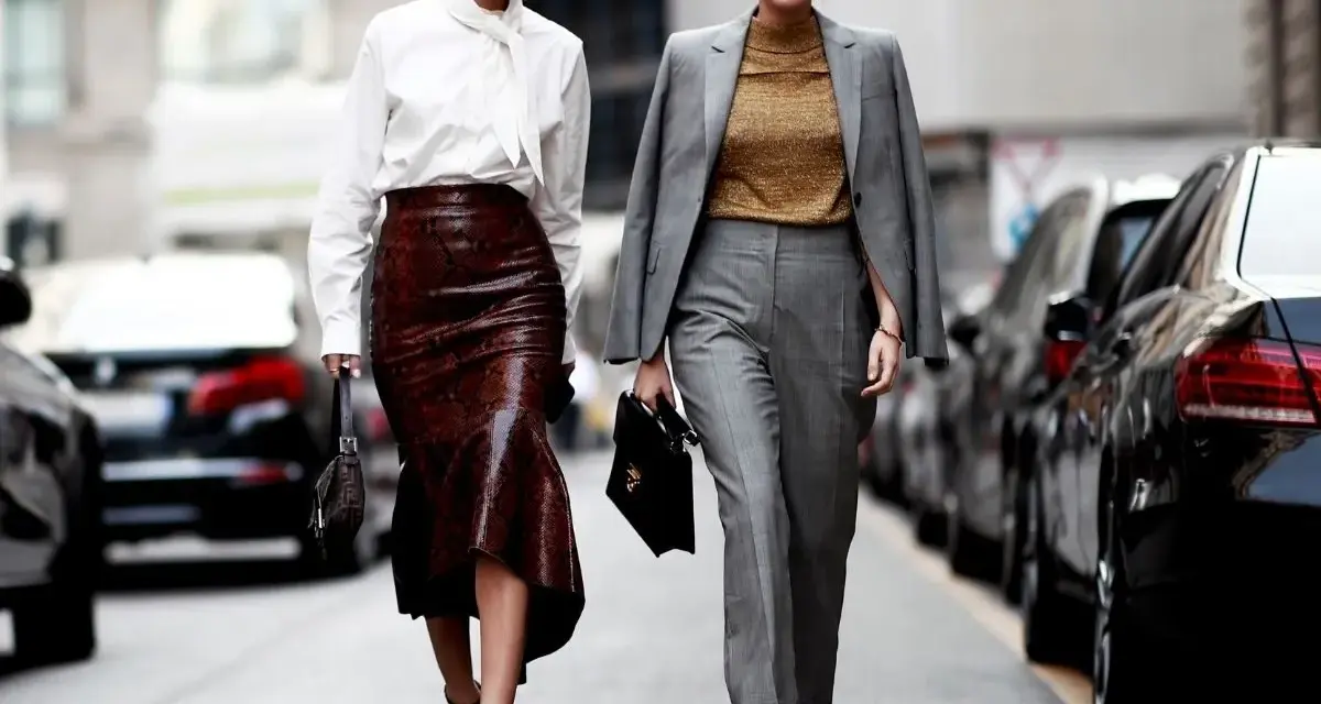 Eleganckie stylizacje na 21 stopni: biała koszula i spódnica wężowa lub złoty top i szary garnitur.
