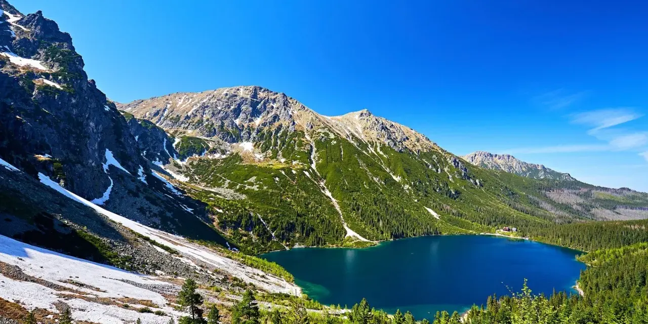 Piękny widok na Morskie Oko. Trasa do niego jest malownicza, a widok wynagradza wysiłek.