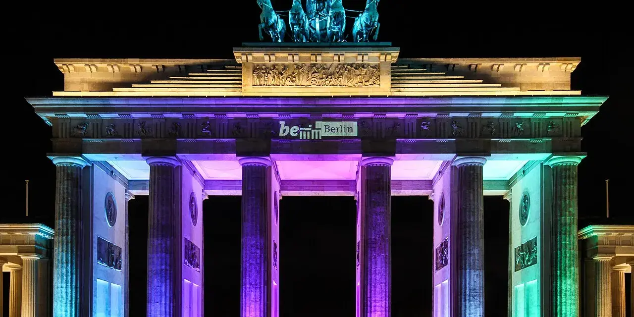 Brandenburger Tor in bunten Farben beleuchtet, ein magischer Anblick bei der festival of lights tour.
