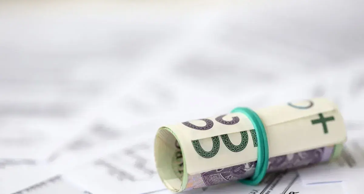 Zrolowane banknoty na dokumentach podatkowych. Czy to odzwierciedla, ile zarabia profesor na uczelni?