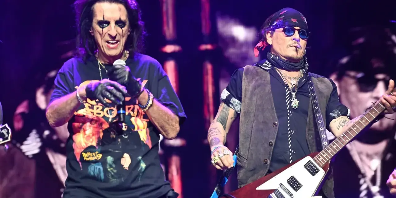 Alice Cooper i Johnny Depp na scenie. Johnny Depp gra na gitarze w zespole.