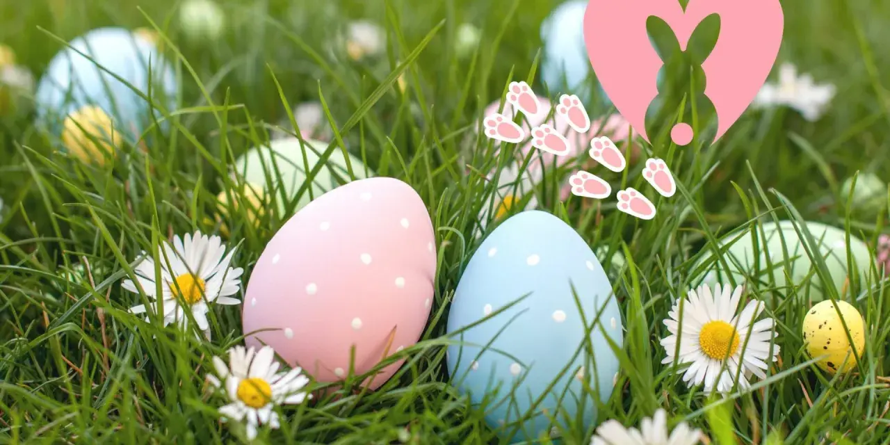 Bunte Ostereier im Gras, ein Herz mit Hase und Pfotenabdrücken. Ein fröhlicher Ostersonntag, der an die Auferstehung erinnert.