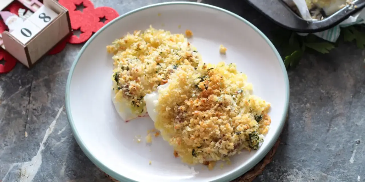Due gustose seppie al forno, dorate e croccanti, servite su un piatto bianco.