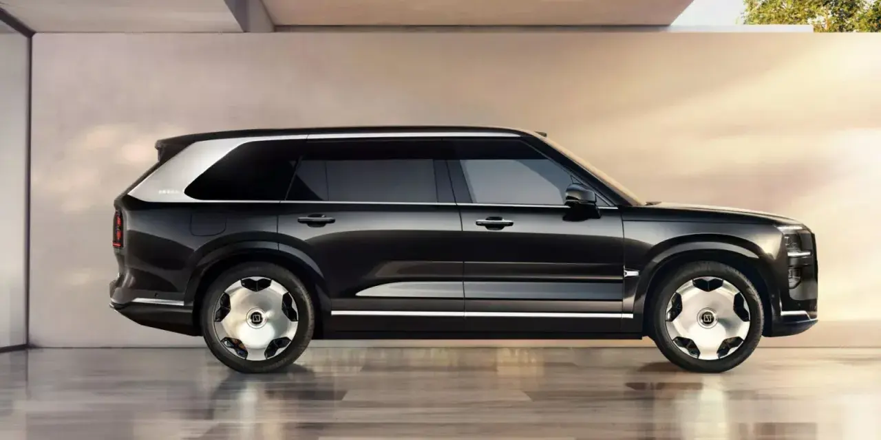 Czarny SUV Zeekr 9X z białym dachem i charakterystycznymi felgami, widziany z boku.