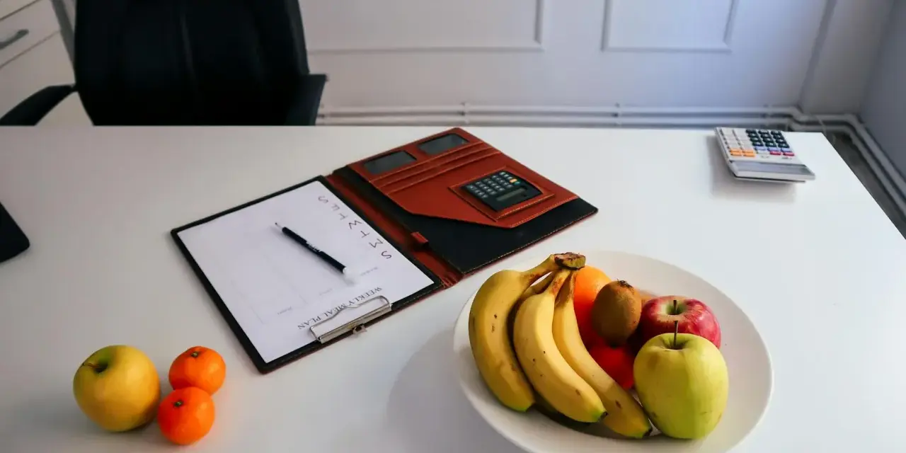 Planificador semanal con calculadora y fruta, ideal para organizar los horarios de camareros en restaurantes.