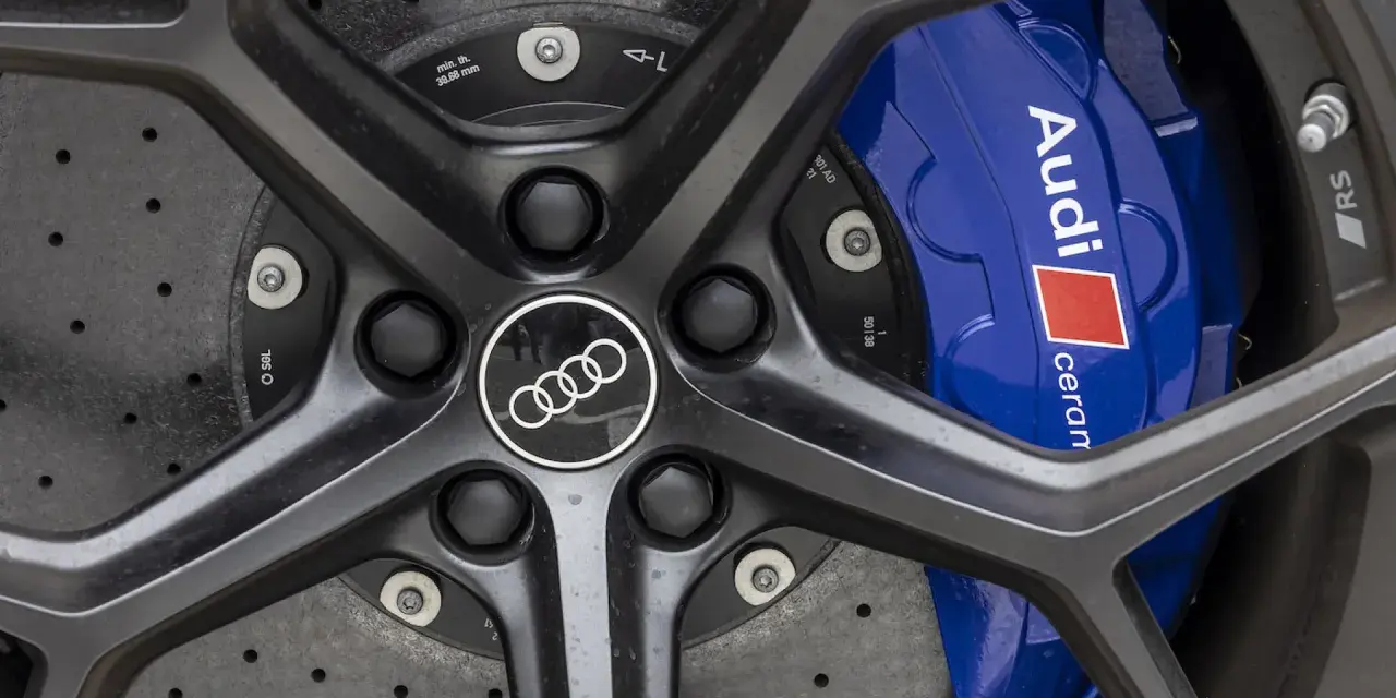 Primo piano di un cerchio Audi RS6 con pinze freno blu e logo Audi.