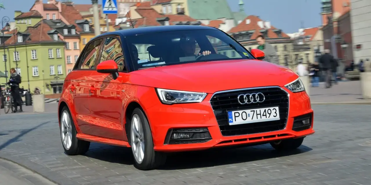 Czerwone Audi A1 1.2 TFSI na ulicach Warszawy. Choć auto wygląda świetnie, warto znać jego potencjalne wady.