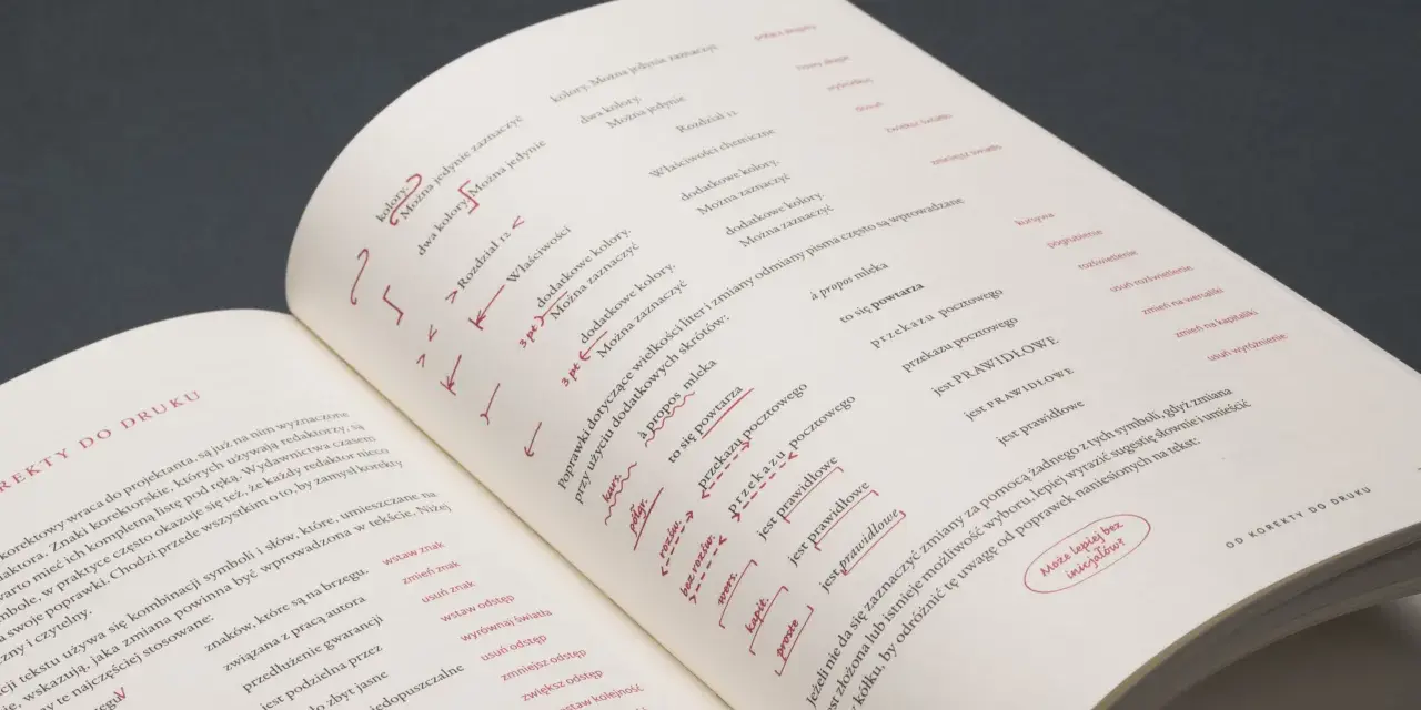 Podręcznik projektanta: typografia książki. Strona z korektami do druku, zawiera przykłady znaków korektorskich i ich znaczenia.
