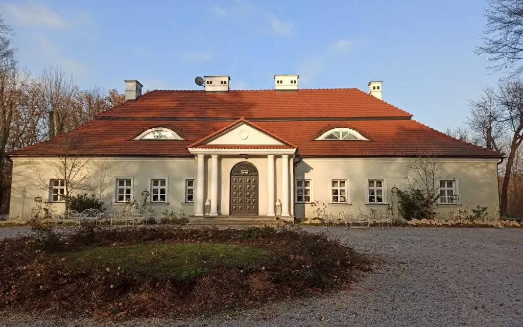 Dworek w Bistuszowej: Twoje wymarzone wesele? Poznaj jego historię!