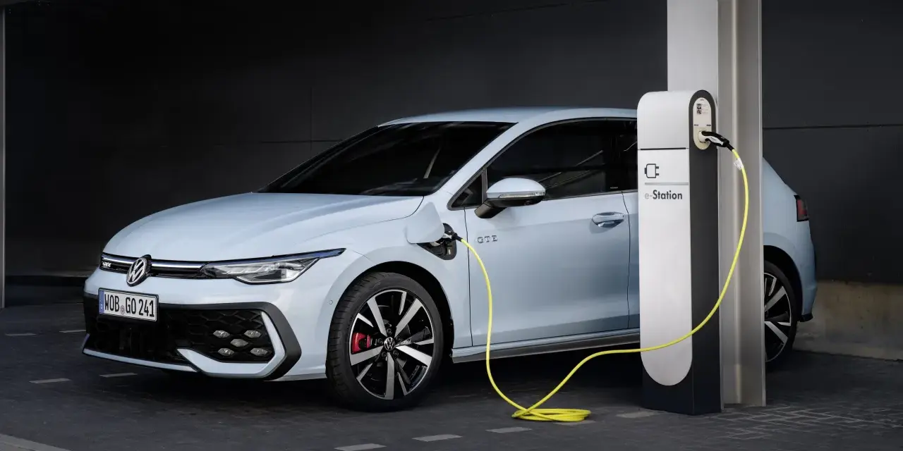 Jasnoniebieski Volkswagen Golf GTE podłączony do stacji ładowania e-Station.