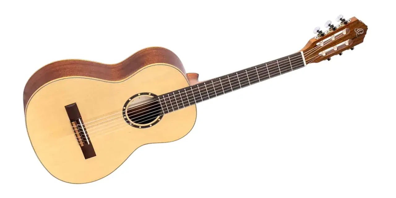 Eine helle Kindergitarre 4 Jahre, perfekt für kleine Musiker.