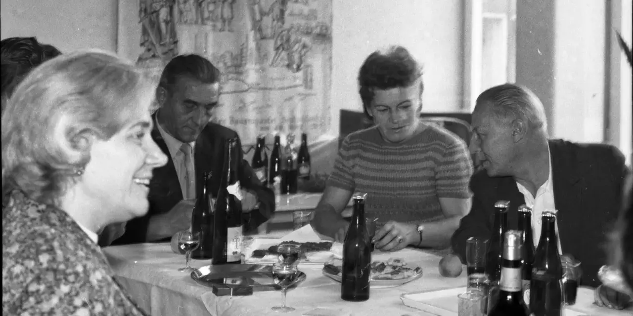 Nostalgiczne menu na imprezę w stylu PRL – smaki, które zachwycają