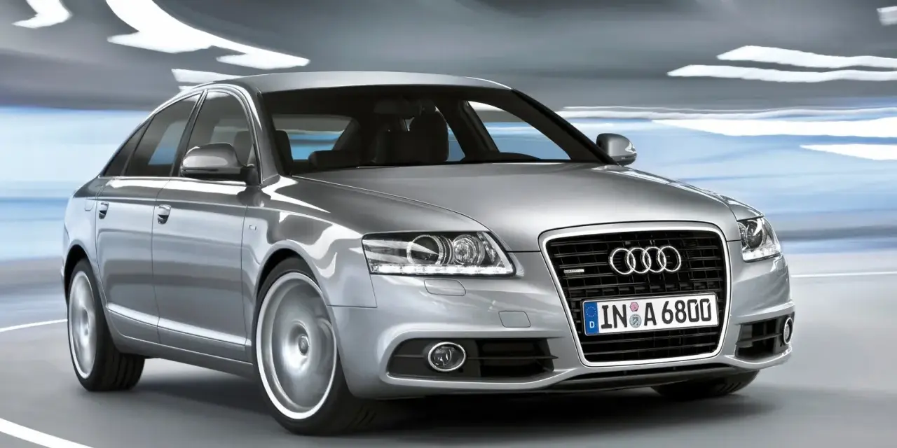 Silberner Audi A6 4F Quattro fährt durch eine beleuchtete Röhre.