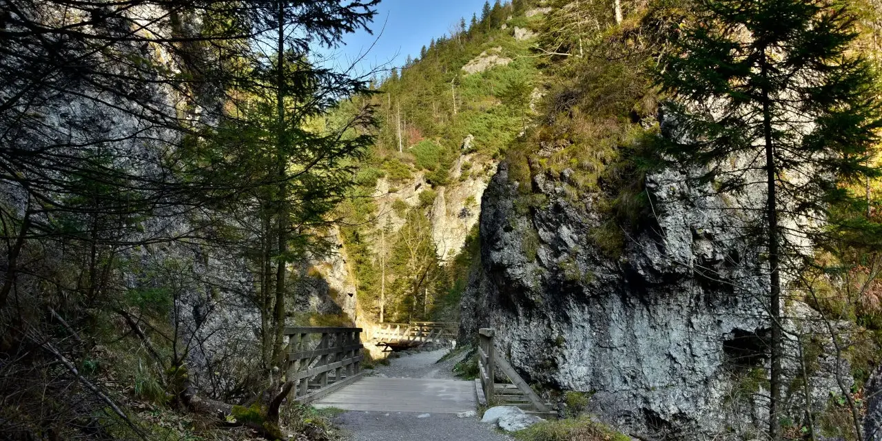 Ścieżka przez wąwóz z drewnianymi kładkami, idealna na pierwsze górskie wędrówki. Idealne zakopane szczyty dla początkujących.