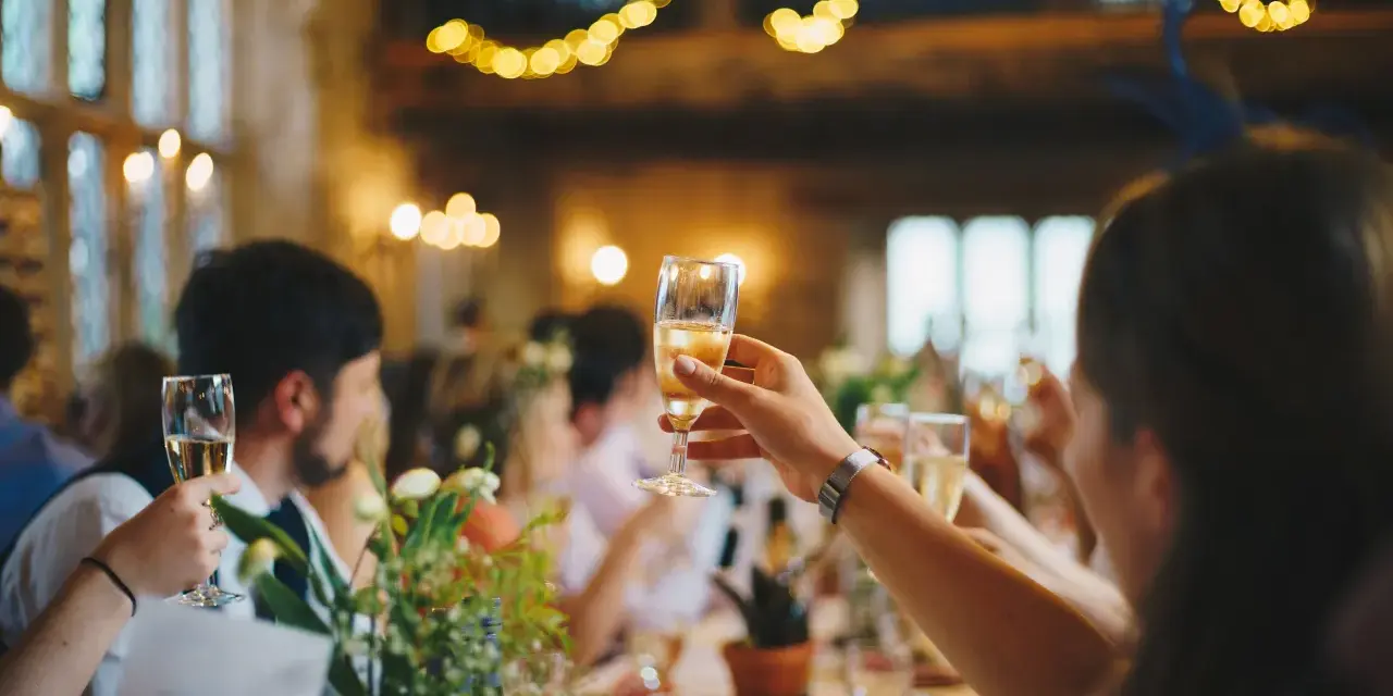 Alkohol na wesele: Ile, jaki i gdzie? Uniknij stresu i przepłacania!