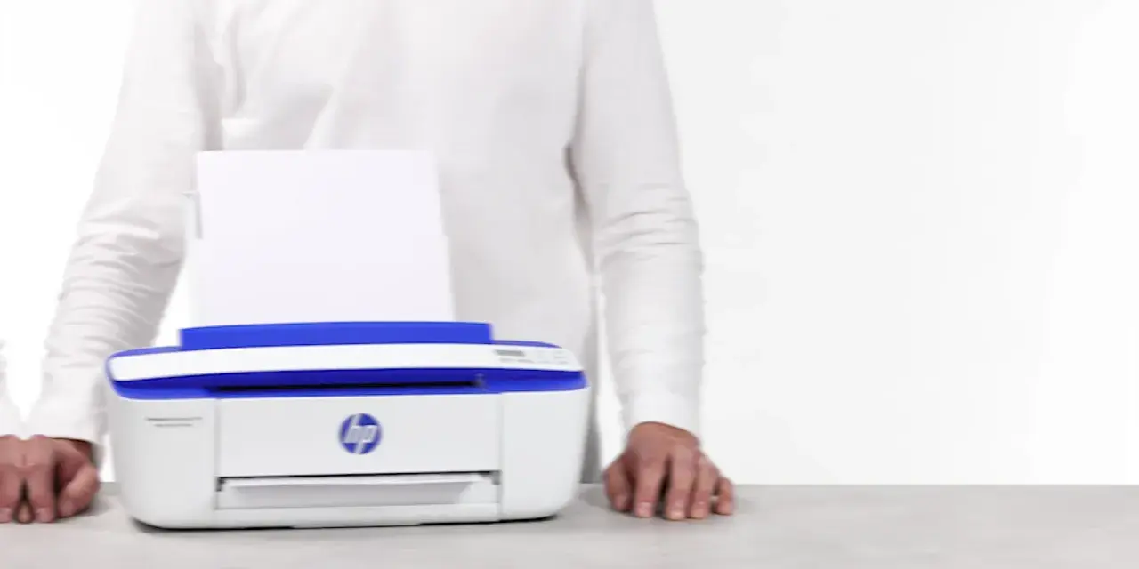 Biała drukarka HP DeskJet 3790 z niebieskimi elementami, z papierem w podajniku. Ułatwia drukowanie, gdy masz instrukcję pod ręką.