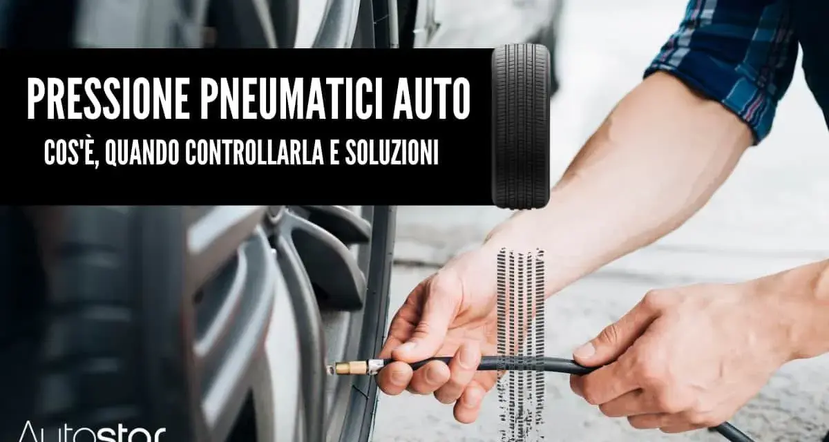 Uomo effettua controllo gomme auto con manometro. Testo: "Pressione pneumatici auto: cos'è, quando controllarla e soluzioni".