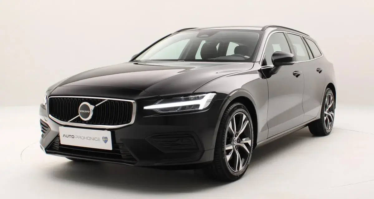 Czarny Volvo V60. Zastanawiasz się, jaki silnik wybrać do tego stylowego kombi?
