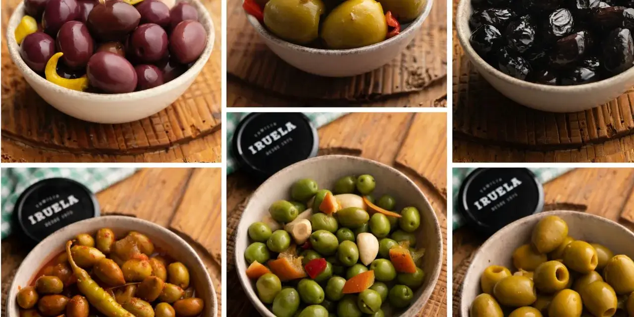 Miseczki pełne oliwek: ciemne, zielone, marynowane. Oliwki zielone z czosnkiem i papryczką, idealne do tapas.