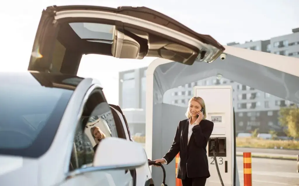 Ile waży samochód elektryczny? Odkryj wpływ wagi na zasięg i koszty