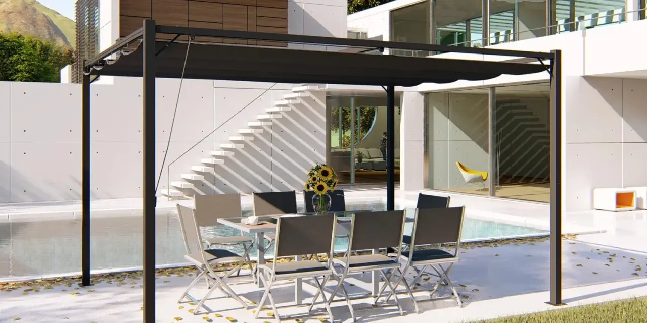Une tonnelle noire avec une table et des chaises, près d'une piscine. Idéal pour savoir comment monter une tonnelle et profiter de l'extérieur.