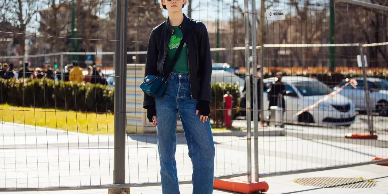 Moda casual: come abbinare Birkenstock Boston con jeans a vita alta, giacca in pelle e borsa a tracolla.
