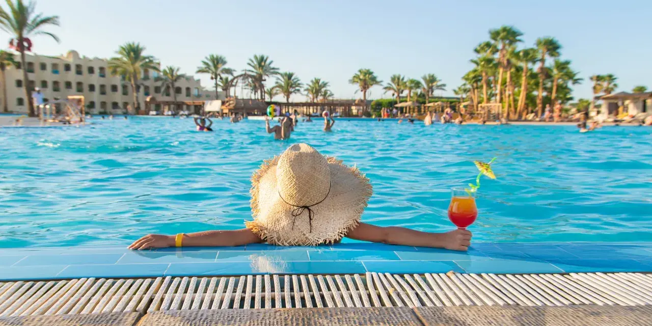 Relaks przy basenie z drinkiem, idealne miejsce, gdzie na all inclusive w maju.