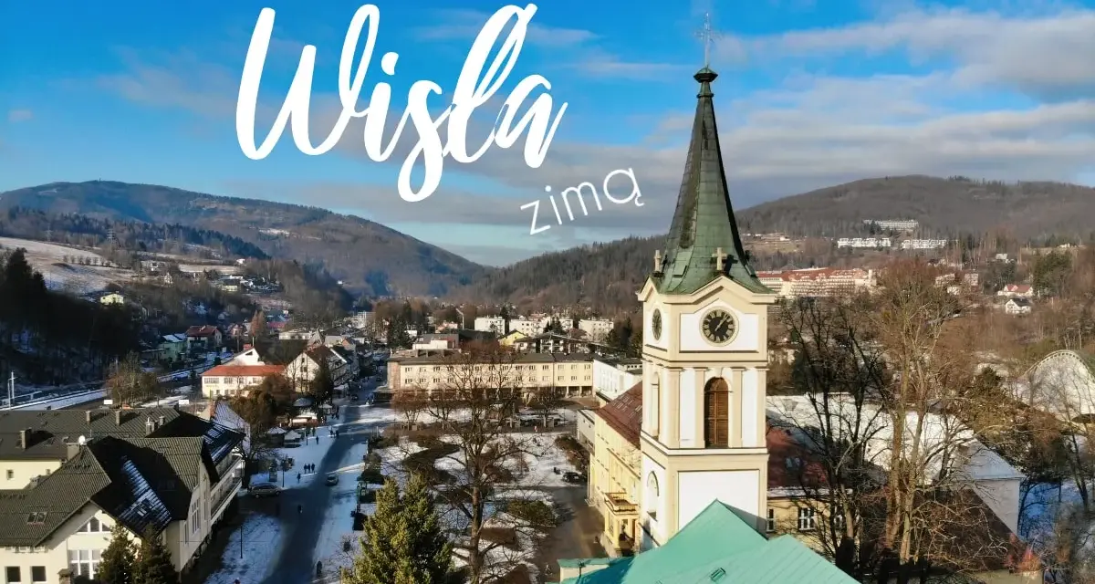 Zimowa Wisła zachwyca widokiem na kościół i ośnieżone góry. Odkryj atrakcje zimą w Beskidach!