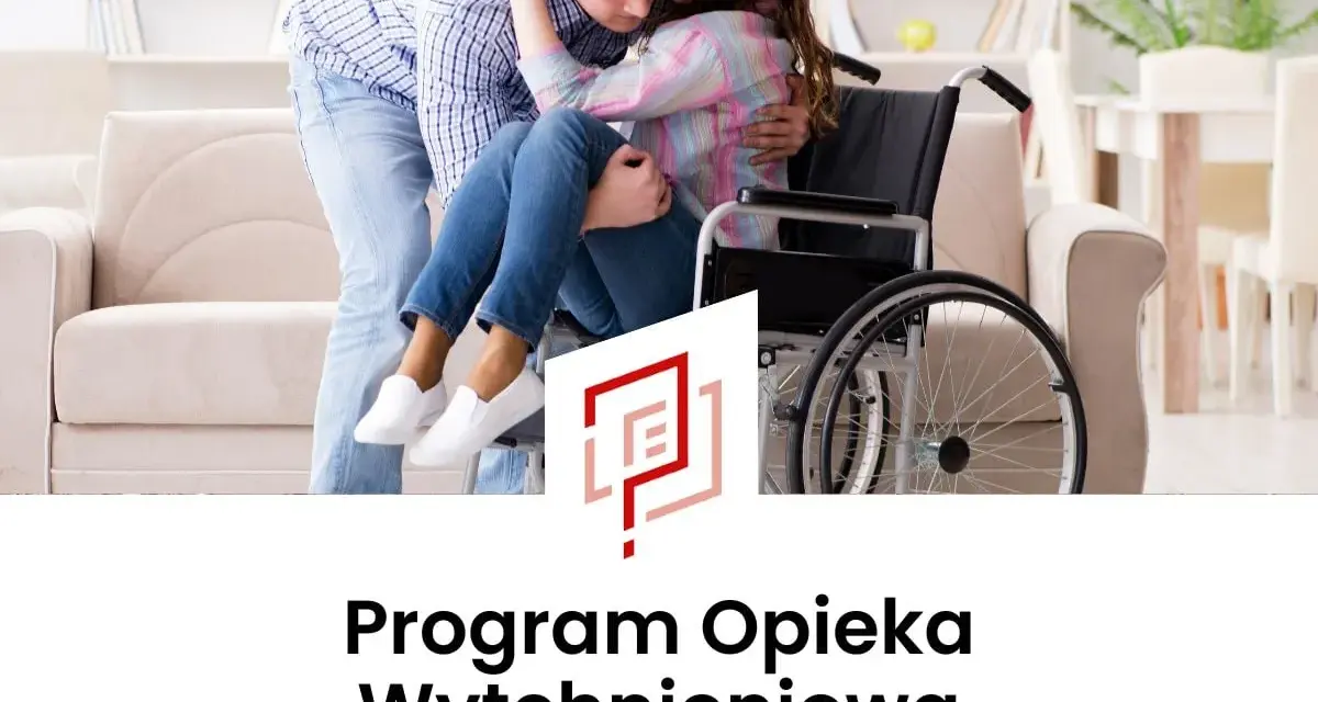 Para obejmuje się czule przy wózku inwalidzkim. Program opieka wytchnieniowa daje wsparcie.