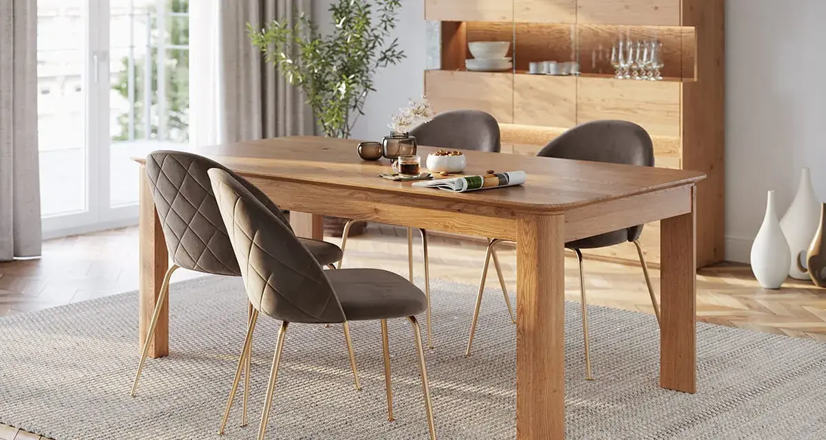 Tavolo in legno per 8 persone, con sedie imbottite e gambe dorate. Ideale per pranzi in famiglia.