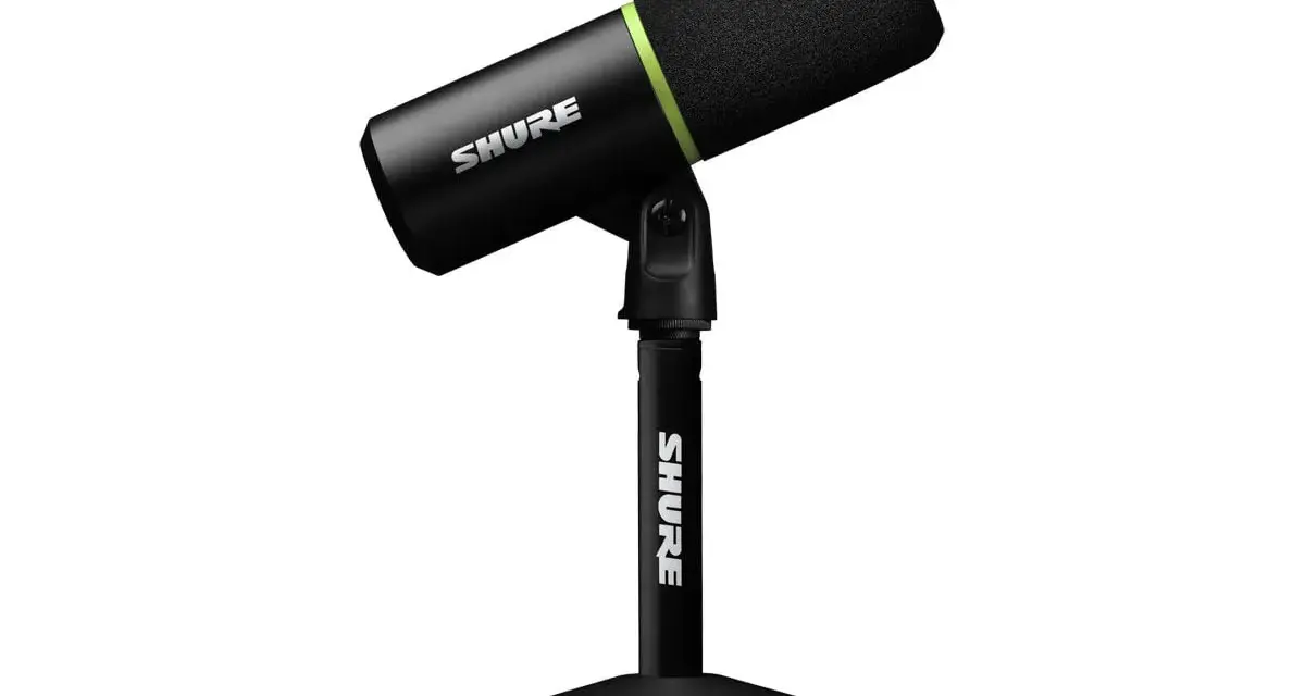 Svart Shure mikrofon med stativ, redo att fånga dina ljud. Perfekt för poddar eller musik.