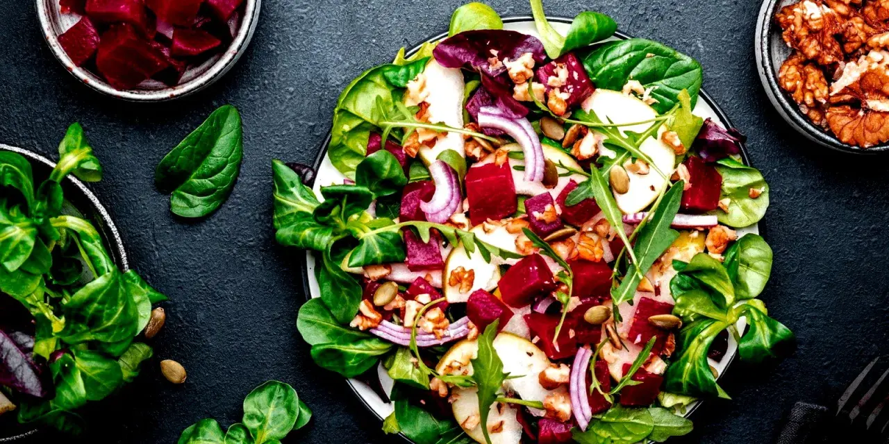 Ein bunter Salat mit Roter Bete, Birne, Nüssen und frischen Blattsalaten. Perfekt als leichtes Mittagessen oder als Beilage. Ein tolles Rezept für rote Bete salat!