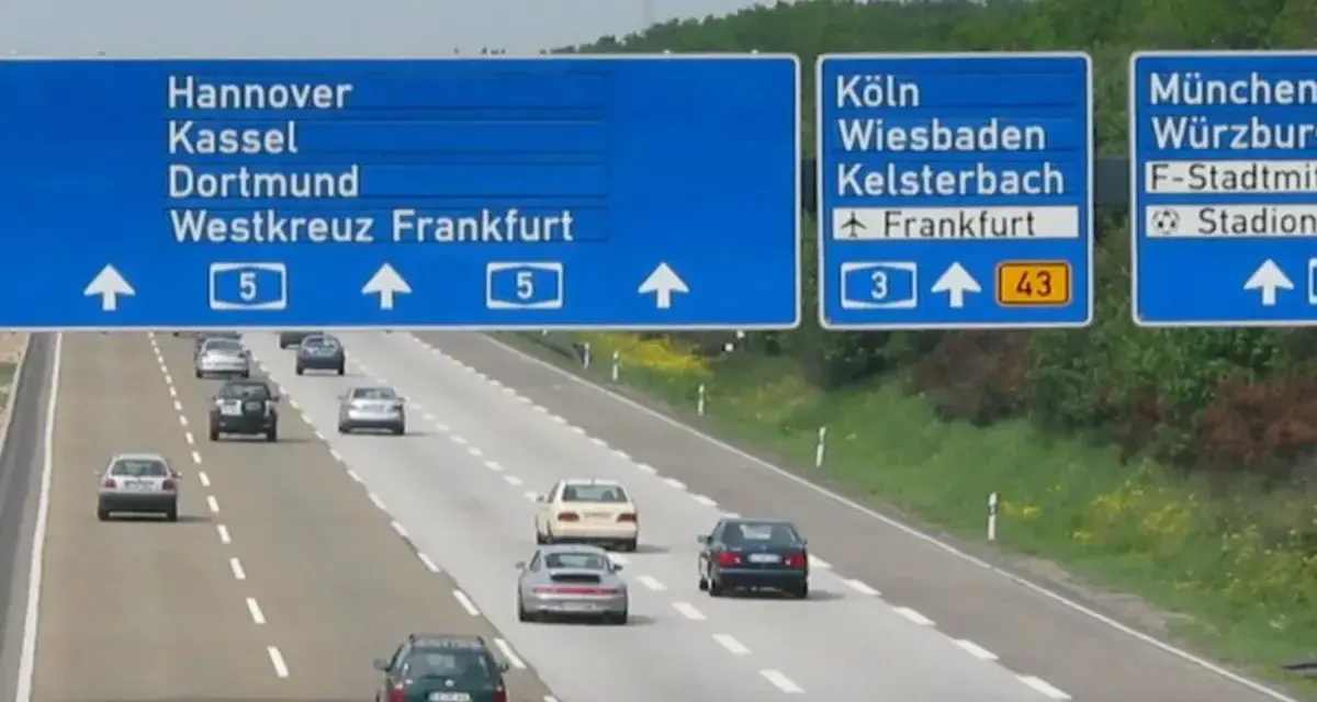 Niemieckie autostrady z tablicami kierunkowymi do Hanoweru, Dortmundu, Kolonii, Frankfurtu i Monachium.