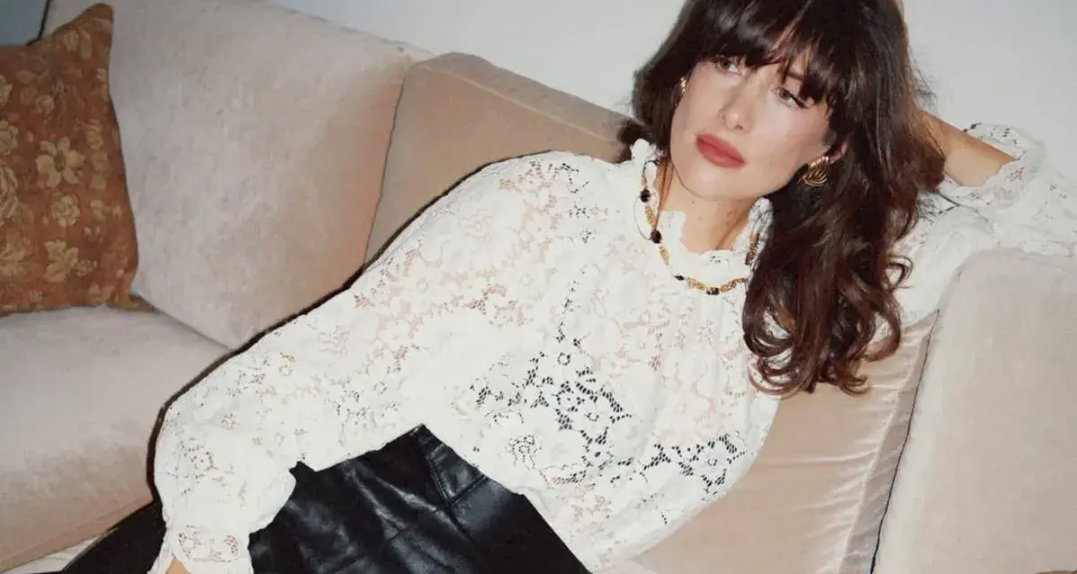 Kobieta w koronkowej bluzce i skórzanych spodniach, uosobienie stylu boho stylizacje.