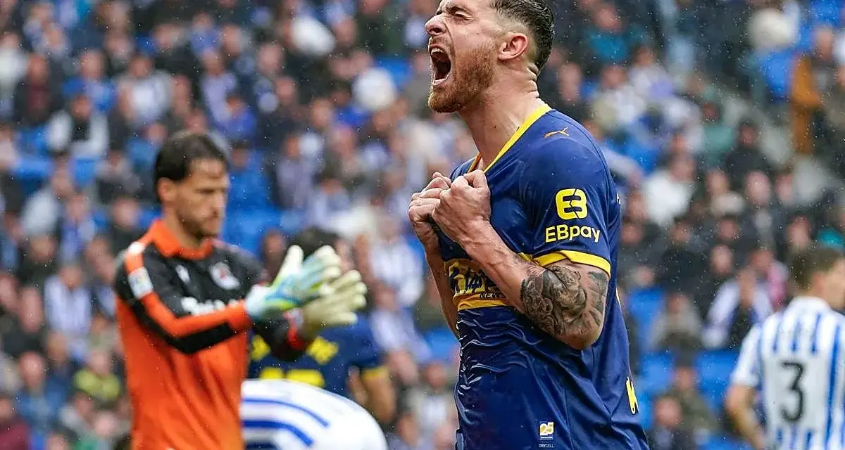 Jugador del Alavés celebra eufórico un gol contra la Real Sociedad. El portero observa con resignación.