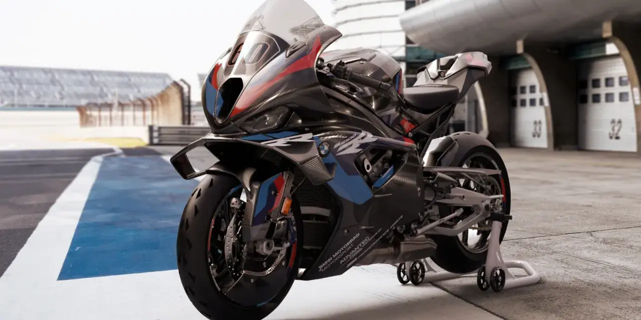BMW M 1000 RR, najmocniejszy motocykl, gotowy do wyścigu na torze.