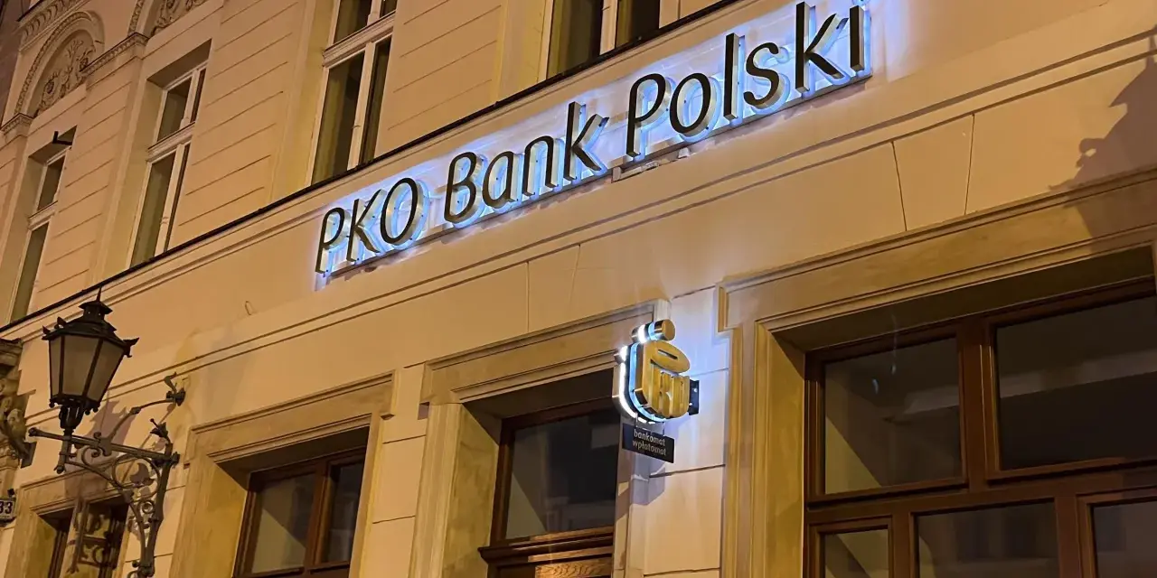 PKO Bank Polski oferuje atrakcyjne pko lokaty długoterminowe. Elegancka fasada banku nocą.