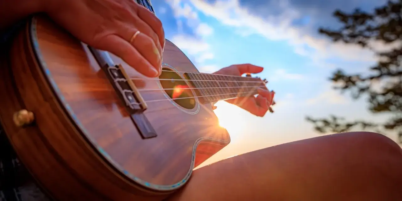 Słońce zachodzi, a ja gram na ukulele.