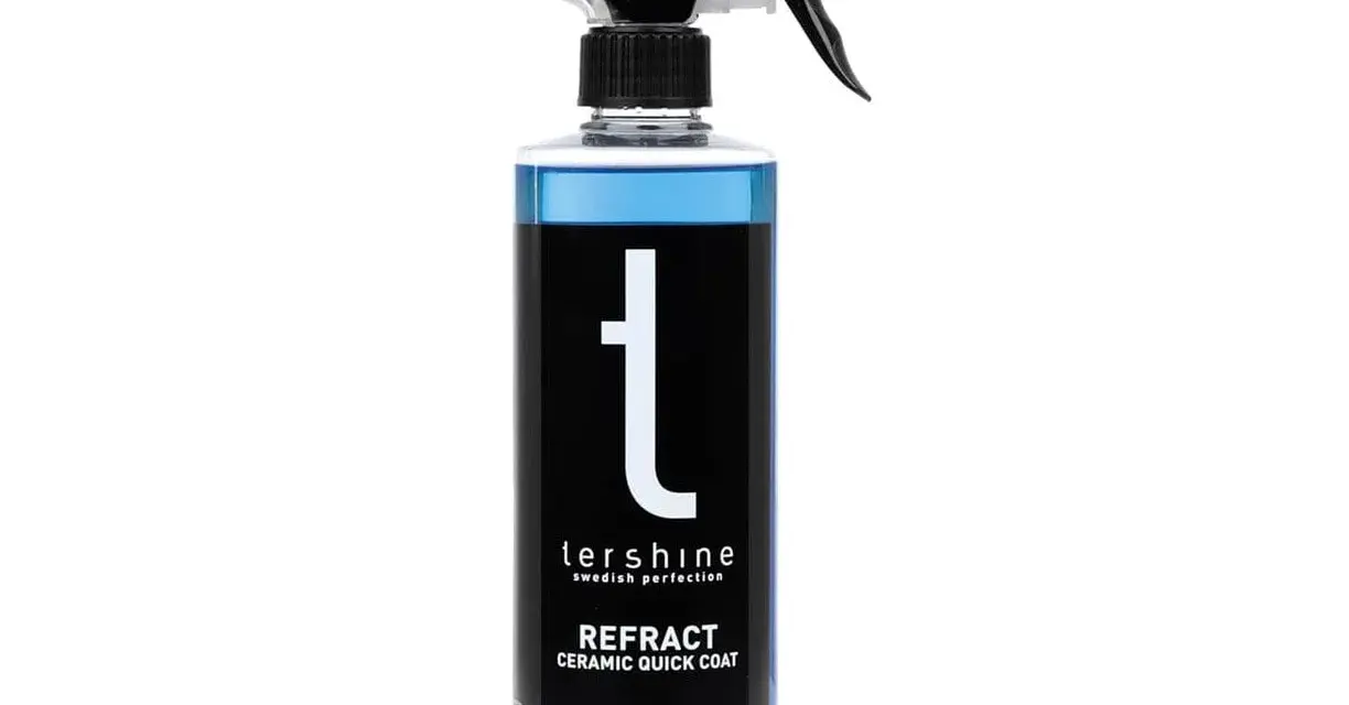 En flaska med blå bilvax, "Refract Ceramic Quick Coat", redo att ge din bil en glansig finish.