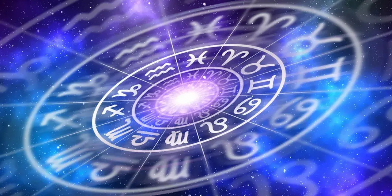 Gwiazdy układają się w krąg zodiaku, gdzie po koziorozcu w zodiaku widać symbole innych znaków na tle kosmicznej mgławicy.