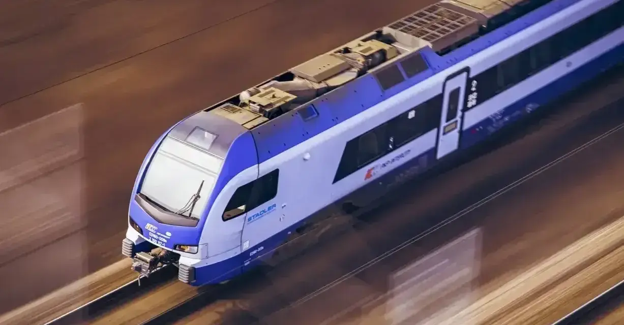 Pendolino pędzi po torach, oferując pasażerom szybkie podróże z dostępem do wifi.