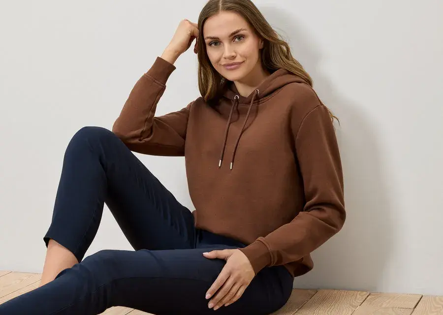 Ile kosztuje bluza? Ceny bluz w popularnych sklepach i promocje