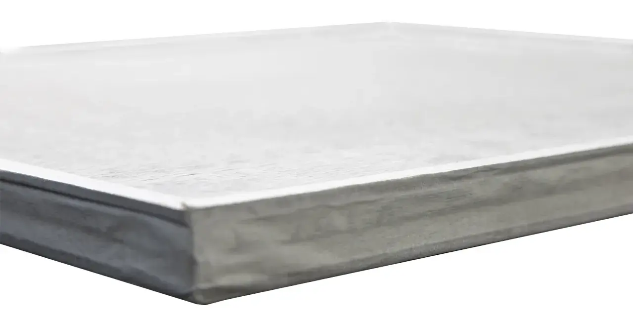 Pannello con isolante basso spessore nanotecnologie, grigio, su sfondo bianco.
