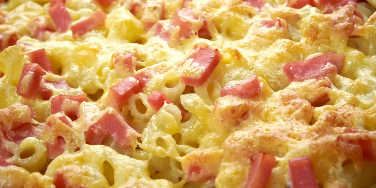 Leckerer Schinken Sahne Auflauf ohne Vorkochen, mit goldbraun überbackenem Käse und saftigen Schinkenwürfeln.