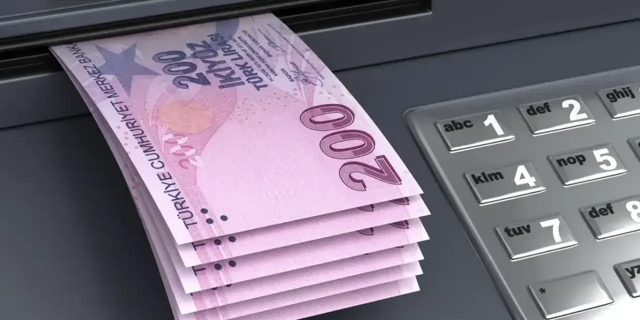 Tureckie liry wychodzące z bankomatu. Takimi banknotami zapłacisz w Turcji.