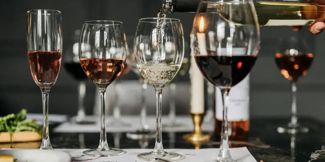 Degustacja win: różowe, białe i czerwone. Zastanawiasz się, ile kalorii ma wino półsłodkie?
