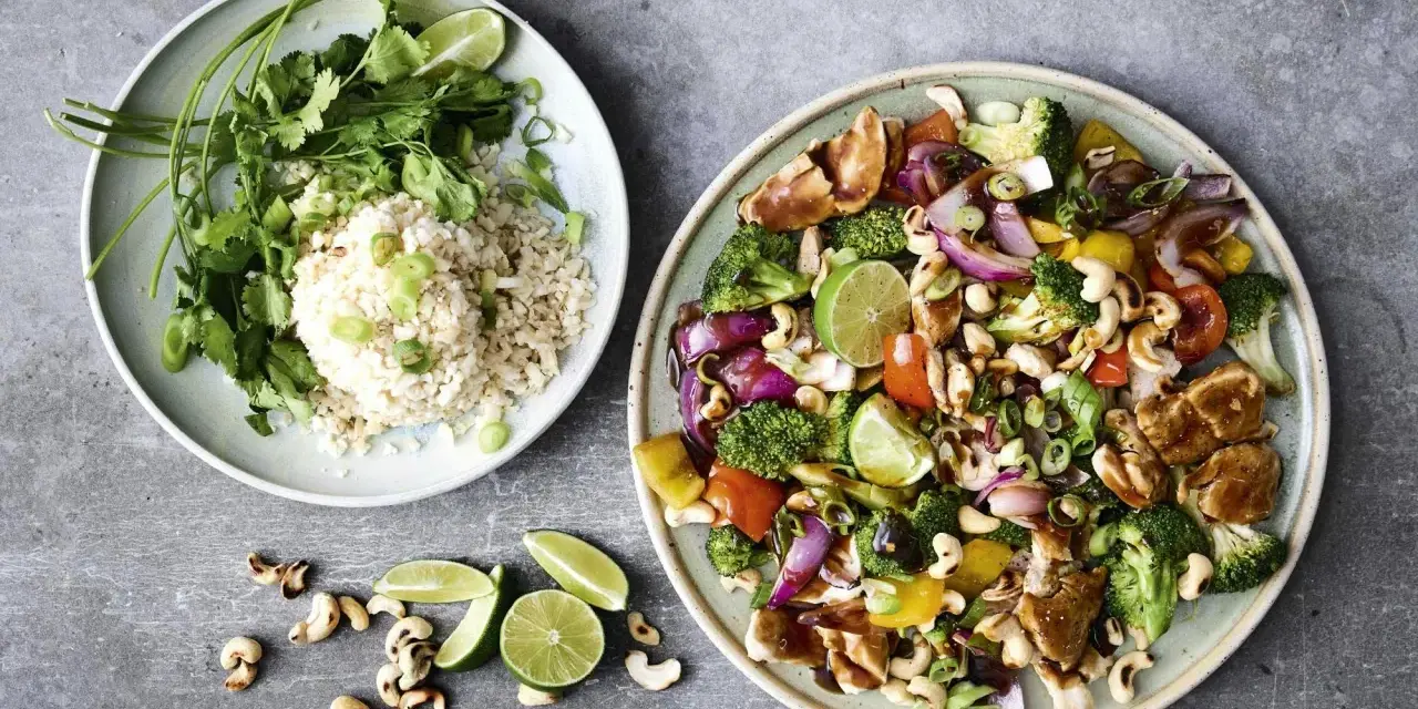 En färgstark wok med kyckling, grönsaker och cashewnötter, serverad med ris. Perfekt middagstips helg!