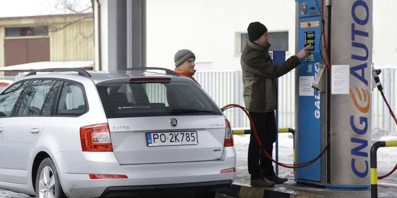 Mężczyzna tankuje samochód na stacji CNG. To ekologiczne paliwo, co to za oszczędność!