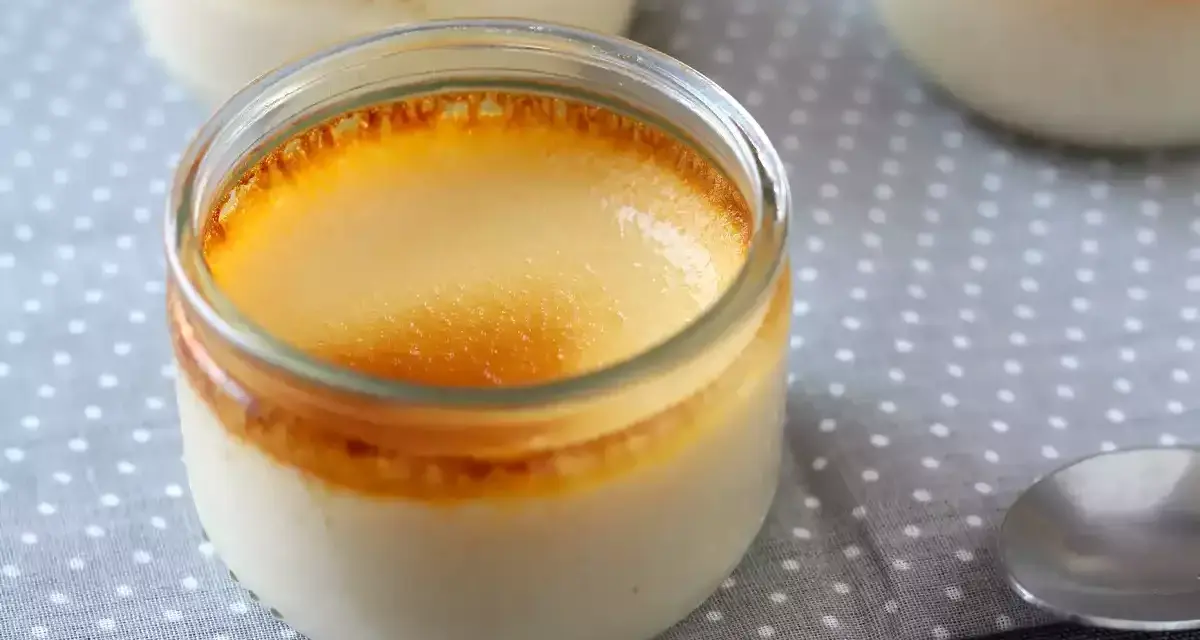 Trois pots de crème aux œufs caramel, avec une surface dorée et caramélisée. Un délice à déguster.